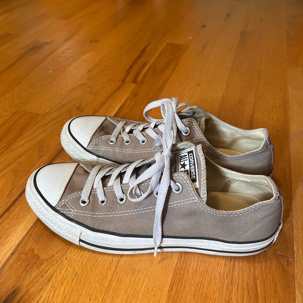 Converse low tops. Good condition size 9 women’s, men’s 7. Color: taupe/tan.